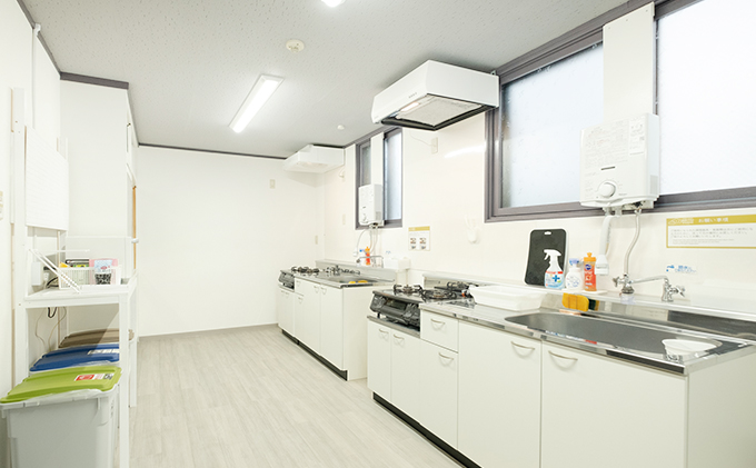 ゲストハウス松よし ご宿泊券 ダブルルーム 1泊1部屋2名様まで 宿泊チケット 旅行 家族 友人 夫婦 和 モダン 無人ゲストハウス 料理ができる オープンキッチン 喫煙ルーム トイレ シャワールーム 