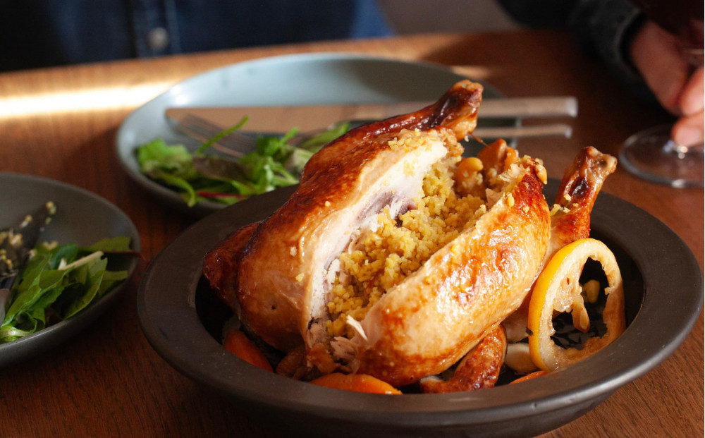 自家製 若鶏のロースト ビリヤニ詰め 冷凍 Poulet rôti farci au biryani｜ア・ターブル！