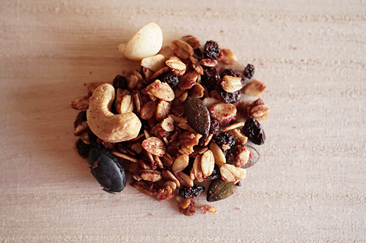 ナッツ屋さんのこだわり自家焙煎グラノーラ1週間分(カカオ&ラズベリー&NUTS)【50g×7袋】【DE05W】（滋賀県　近江八幡市）