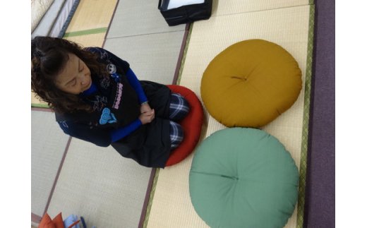  和室にも洋室にもピッタリ合う、本仕立の「もめん綿入り丸座」【CW47W1】（滋賀県　近江八幡市）
