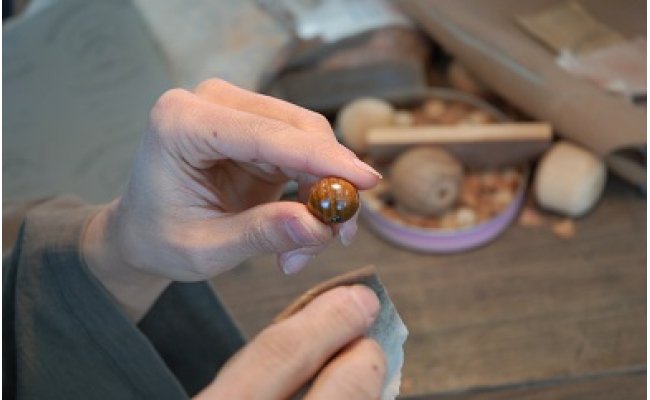 滋賀県伝統的工芸品認定の木珠　近江の数珠職人の松のブレスレット【F004W1】