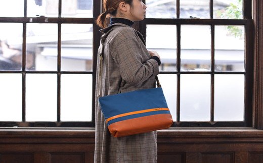 ハンドメイド　八幡帆布鞄　ショルダーバッグ　ヨコ型　琵琶湖ブルー　名入れ可　【CC10W】（滋賀県　近江八幡市）

