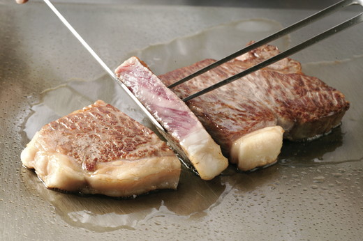 【4等級以上】【カネ吉山本】近江牛[極] ステーキ用 サーロイン【400ｇ（約 200g×2枚）】【Y068W】（国産牛　和牛　ブランド牛　ブランド和牛　黒毛和牛　牛肉　肉　高級　人気　おすすめ　神戸牛　松阪牛 に並ぶ 日本三大和牛 近江牛）