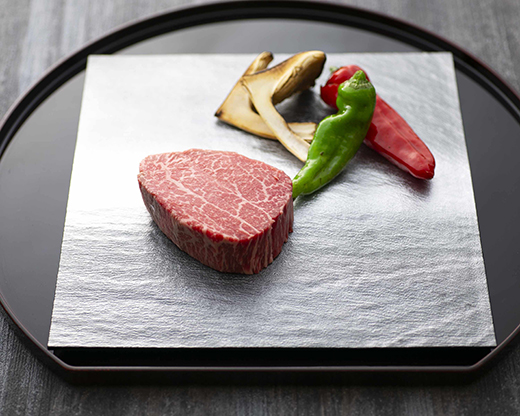 【4等級以上】極上近江牛フィレ＆サーロイン食べ比べセット【350ｇ（フィレ150ｇ×1枚、サーロイン200ｇ×１枚）】【E010W】（国産牛　和牛　ブランド牛　ブランド和牛　黒毛和牛　牛肉　肉　高級　人気　おすすめ　神戸牛　松阪牛 に並ぶ 日本三大和牛 近江牛）

