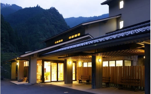 【休日限定】季楽里龍神 1泊2食（夕食・朝食付き）ペア宿泊券 / 温泉 おんせん 旅行 宿泊 リラックス 龍神温泉 露天風呂 旬食材 癒し 和歌山 田辺市【krr002-1】