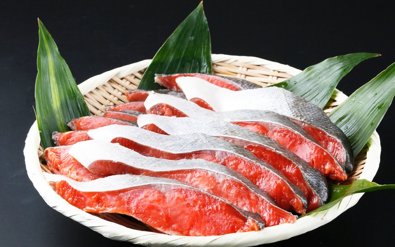 【天然鮭使用】大ボリューム！こだわり仕込の天然紅サケ切身 約1kg（約9切れ～11切れ） / 鮭 シャケ 魚 切り身 焼き魚 ご飯のおとも おかず おつまみ【uot715D】